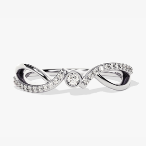 Bague de Fiançailles et de Promesse en Or Blanc 14K Plaqué Rhodium avec Diamant de Laboratoire Sertie en Bezel, Certifiée IGI, Modèle Infinity Twist à Bande Partagée - Product Image 1