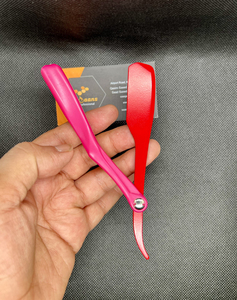 Kit de Afeitado Manual para Hombre de Alta Calidad, Personalizable, con Mango de Silicona, Cuchillas de Acero Inoxidable de un Solo Filo, Diseño de Pluma - Product Image 5
