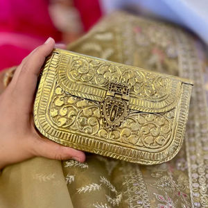 Pochette latérale en laiton à motifs floraux traditionnels, look tendance pour filles, par Universal Overseas - Product Image 1