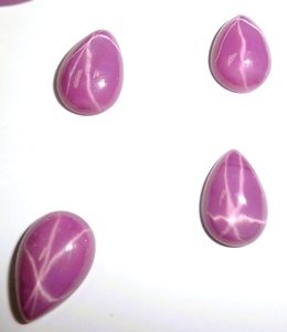 Rubis Étoilé Rose Poire 9x13 mm 4,5 Carats Créé en Laboratoire Poli Opaque Cabochon avec Effet Étoile à 6 Branches pour la Fabrication de Bijoux - Product Image 1