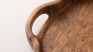 Tabla de servir artesanal de madera de mango con bordes ondulados, bandeja decorativa con borde esculpido y ranuras integradas para colgar. - Product Image 5