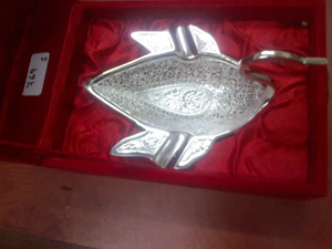 Tazón con Diseño de Pato Plateado con Cuchara, Elegante Tazón Metálico para Servir Frutos Secos, Regalo de Boda y para la Mesa - Product Image 1
