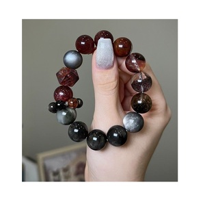 Elegante Brazalete de Resina con Elementos Artísticos Contemporáneos, Joyería Premium para Exhibiciones en Boutiques - Product Image 1