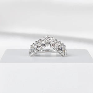 Bague en diamant de laboratoire Chevron en or blanc 14 carats, avec bande assortie incurvée en forme de V, style Art Déco, pavée à deux rangs, pour mariage ou promesse - Product Image 1