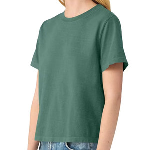 Maquette de T-shirt court vierge pour femme bleu clair, modèle numérique pour crop top - Product Image 2