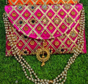 Bolsos de mano de diseño para mujer con bordado indio hecho a mano y trabajo de espejo, bolsos de regalo, recuerdos de boda, recuerdos de inauguración de casa, recuerdos de fiesta - Product Image 5
