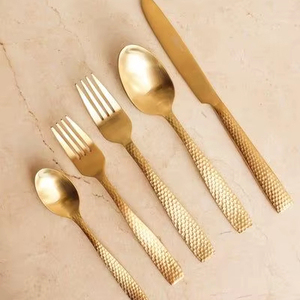 Vaisselle de style festif pour le carnaval, conçue pour des dîners colorés, des tables expressives et une ambiance de fête. - Product Image 1