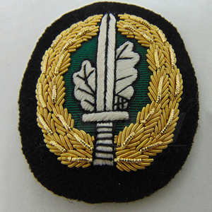 Badges maçonniques brodés à la main avec logo personnalisé pour uniformes scolaires, vêtements et sacs, design sur mesure. - Product Image 2