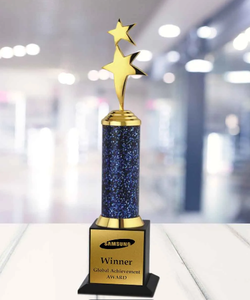 Trofeo estrella elegante con placa de grabado personalizada. Trofeo metálico moderno con diseño elegante para premios empresariales y eventos deportivos. - Product Image 1