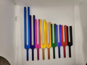 Ensemble de diapasons manuels Solfège de couleur, 9 pièces, avec pochette et maillet, certifiés CE, outils de guérison de qualité médicale, fréquence précise - Product Image 1