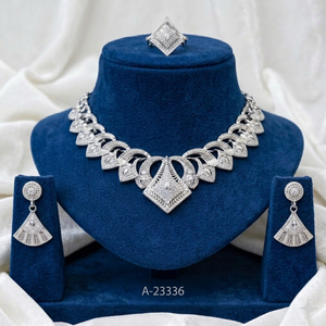 ชุดเครื่องประดับเจ้าสาวชุบทองคำแท้จาก MOLL JEWELLERS รูปทรงดอกไม้ ประดับเพชรซิร์คอนแบบฝังละเอียด สร้อยคอ ต่างหู และแหวน ดีไซน์ทันสมัย - Product Image 2