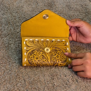Hermosos y atractivos tarjeteros pequeños de cuero genuino con diseño floral tallado a mano y patrón a cuadros en amarillo y negro. - Product Image 2