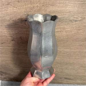 Vase en aluminium artisanal en forme de tulipe, incassable, pour centres de table de mariage, événements, fêtes, ornement décoratif - Product Image 1