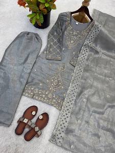 Lujoso Traje Hania Aamir Pharsi Gris Plateado, Conjunto de Palazzo de Seda de Diseñador, Bordado Zari, Salwar Kameez Pakistaní, Elegante para Fiesta - Product Image 3