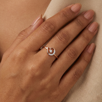 Sofisticado diamante natural de corte brillante redondo de 0.08 quilates, certificado por IGI, color H-I, claridad VS-SI, en joyería de oro rosa macizo.