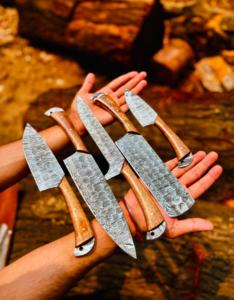 Ensemble de couteaux de chef en acier Damas sur mesure, faits à la main, de haute qualité, 5 pièces, avec manches en bois et étui en cuir - Product Image 1