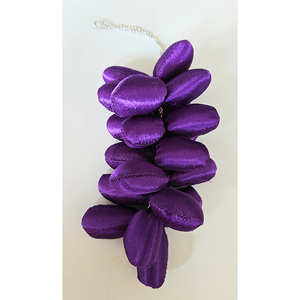 Bouquet de raisins en tissu satiné violet fait main |   Ornements suspendus décoratifs pour la maison au design moderne pour les festivals et les occasions spéciales - Product Image 1
