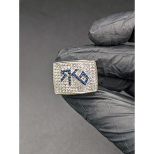 Anillo de Moissanita con Zafiro Azul, Estilo Hip Hop, con Incrustaciones de Diamantes, Plata 925 con Acabado en Oro Blanco, Corte Redondo - Product Image 1