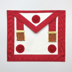 Delantal Masónico Rojo Personalizado con Adornos de Cadena Dorada y Insignias Circulares Bordadas, Delantal Ceremonial Clásico de Tela - Product Image 1