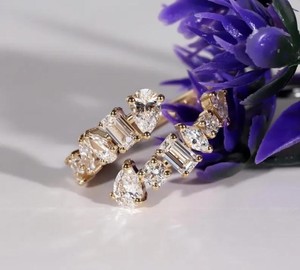 Anillo de diamantes multiforma en oro amarillo macizo con esmeraldas en corte pera, marquesa, redondo y mixto, diseño de racimo dinámico asimétrico abierto - Product Image 4