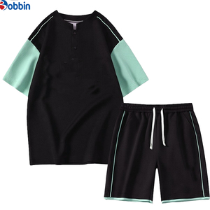 Conjunto de camiseta de manga corta con bloques de color blanco y negro para hombre, conjunto informal de verano, pantalones cortos de punto transpirables, ajuste holgado, unisex. - Product Image 1