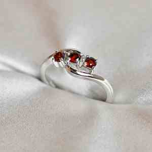Anillo de Compromiso y Boda de Plata de Ley 925 con Oro de 14K y Granate Rojo Natural de Tres Piedras para Mujer, Gema de Lujo, Piedra de Nacimiento de Enero - Product Image 3