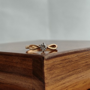 แหวนเพชรเม็ดเดี่ยวโรสโกลด์ 18K ดีไซน์เกลียวแบบมินิมอลสำหรับผู้หญิง สวมใส่ในงานหมั้น งานแต่งงาน หรือในชีวิตประจำวัน ผิวขัดเงา - Product Image 4