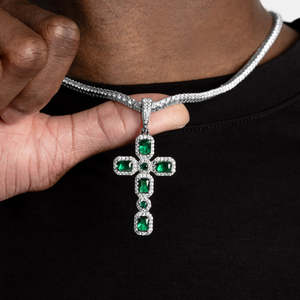 Colgante de Cruz Verde Esmeralda |   Collar con Cruz Cristiana Escarchada |   Joyería Religiosa de Acero Inoxidable Estilo Hip Hop - Product Image 1