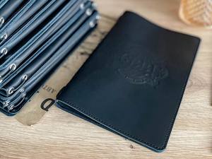 Porta Menús de Cuero Genuino Hecho a Mano de Lujo al por Mayor, Resistente al Agua, Personalizable LMC-0230 - Product Image 3