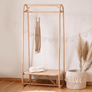 Accesorios para el hogar, percheros colgantes de ratán para ropa, perchero ecológico con estante de almacenamiento - Product Image 1