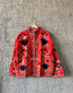 Chaqueta de terciopelo rojo de algodón para mujer, bordada con motivos Suzani, de manga larga, hecha a mano, estilo étnico indio, ropa exterior de boutique. - Product Image 1