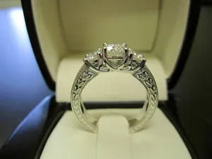 Bague de fiançailles en moissanite à trois pierres, argent sterling 925 plaqué or blanc, couleur D, VVS1, pierre centrale 1 carat, total 2 carats - Product Image 5