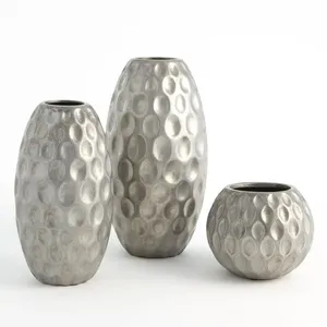 Grand vase à fleurs en métal moderne pour les festivals en plein air, avec des compositions florales éclatantes pour les rassemblements d'automne, durable - Product Image 1