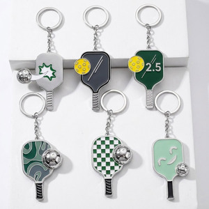 Llavero de aleación de zinc ligero y personalizado con dijes de esmalte de pala de pickleball irregular - Product Image 1