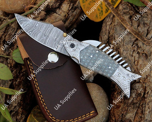 Couteau de poche pliant artisanal en acier Damas OEM/ODM de UA Supplies, manche en acier alvéolé, design unique poisson, pour le camping - Product Image 5
