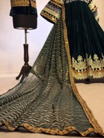 Robe longue traditionnelle afghane avec broderie mosaïque vibrante, jupe évasée pleine longueur et travail de miroir.