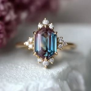 Anillo de Compromiso Único de Plata de Ley 925 Chapado en Oro Rosa con Alejandrita de Corte Hexagonal Certificada de Lujo que Cambia de Color - Product Image 1