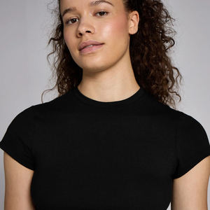 Haut court noir à manches courtes pour femme, col rond, tricoté, couleur unie, style minimaliste, coupe ajustée, à porter en toutes saisons - Product Image 4