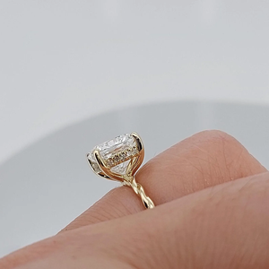 Bague de fiançailles solitaire en diamant de laboratoire taille Asscher, 3,12 carats, couleur E, pureté VVS2, certifiée IGI, or jaune 18 carats - Product Image 4