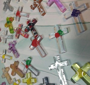 Croix carrée en résine de l'artiste ILAHI, motif artistique épuré, bords lisses, couleurs vibrantes, décoration intérieure Uttar - Product Image 1