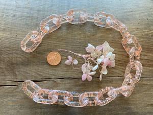 Chaîne à maillons en résine Hign Dimand, naturelle et élégante, par Decor World Expo - Product Image 6