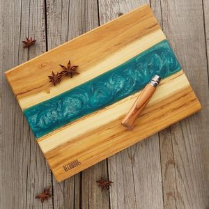 Tabla de cortar rectangular de resina y madera con borde natural y asa para uso en la cocina - Product Image 3