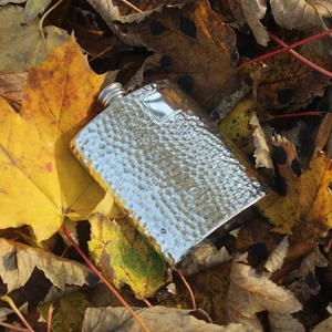 กระติกน้ำทรงเหลี่ยมลายตอก ดีไซน์เท่ห์ พกพาสะดวก เหมาะสำหรับใส่เหล้าอย่างวิสกี้ รัม หรือวอดก้า ระหว่างการเดินทาง ขายส่งจากอินเดีย - Product Image 6