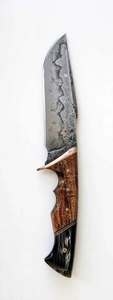 Herramienta utilitaria para exteriores de acero al carbono forjado a mano, con mango compuesto y protector de cobre pulido, de Iron Crown Forge. - Product Image 5
