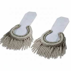 แผ่นประดับไหล่แบบพรีเมียม สีขาวและสีเงิน ทำจากผ้าฝ้ายผสมโพลีเอสเตอร์ พร้อมพู่ห้อยสีเงิน - Product Image 6