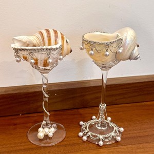 Copa de vino llamativa con diseño de concha marina y cristal, con elementos de diseño para comidas informales y ocasiones especiales - Product Image 1