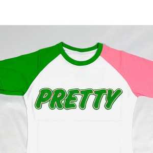 Camiseta Premium AKA Opp Sleeve para Mujer, con Letras Griegas Bordadas, Manga en Contraste, Cuello Redondo, Top Casual de Alta Calidad - Product Image 2