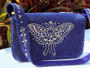 Sac à main rectangulaire bleu foncé fait main en polyester lavable avec broderie de perles de verre motif lune et étoile - Product Image 2