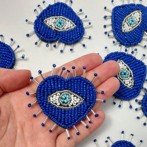 Broche personalizado de corazón azul y ojo turco con bordado de cuentas y borde de púas metálicas para chaqueta, abrigo vaquero y como insignia de ropa - Product Image 1