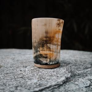 Verre à boire en corne sculpté à la main sur mesure avec des gravures sur le thème viking pour le mead et les magasins d'articles vikings, destiné à la revente en gros - Product Image 1